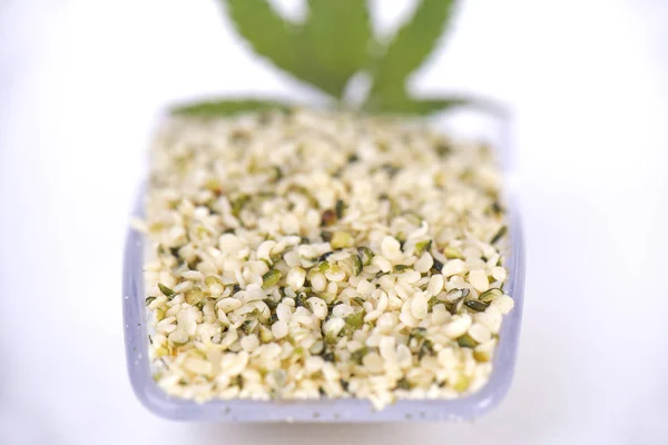 玄米食用の麻の種の束ですくうためのシャベル — ストック写真