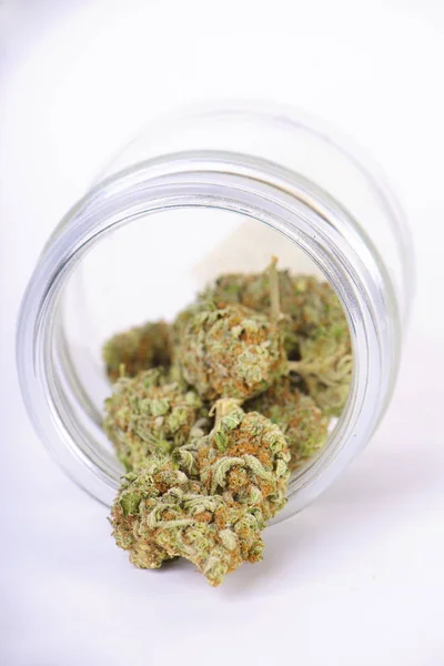 Botões de cannabis (estirpe azeda tangie) em frasco de vidro isolado no whit — Fotografia de Stock