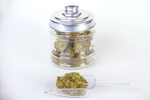 Cannabis-Knospen (säuerlich herber Stamm) auf Glas isoliert auf whit — Stockfoto