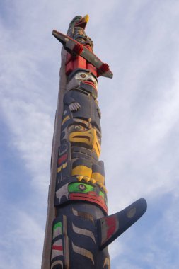 Eski renkli Totem direği Duncan, British Columbia, Kanada.