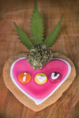 Pot sayfa ve pişmiş çerezleri ile kuru esrar nug 
