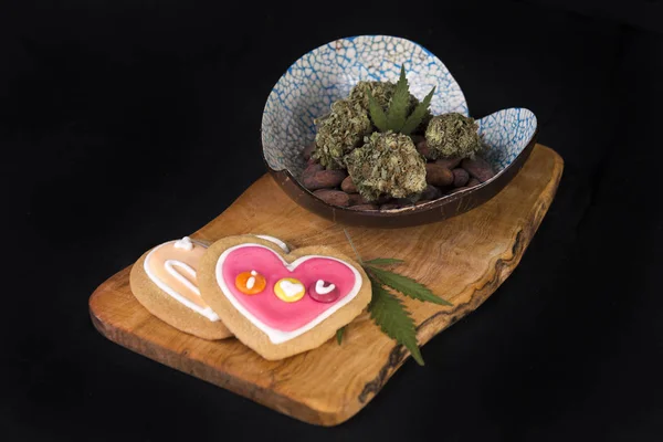 Torkad cannabis nugs med kakaobönor och bakade kakor på en bricka — Stockfoto