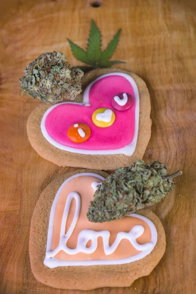 Torkad cannabis nugs med pot leaf över och bakade kakor på — Stockfoto