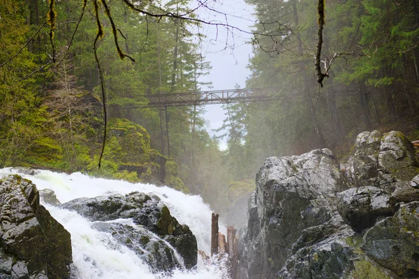 Англієць річки верхнього водоспади розділ у острова Ванкувер, B — стокове фото