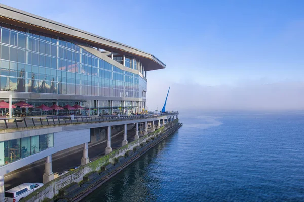 Centro de Convenciones de Vancouver y puerto de cruceros durante la niebla mo Imagen de archivo