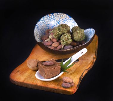 Esrar ile ahşap tepsi çikolata fudge blac üzerinde izole infüzyon