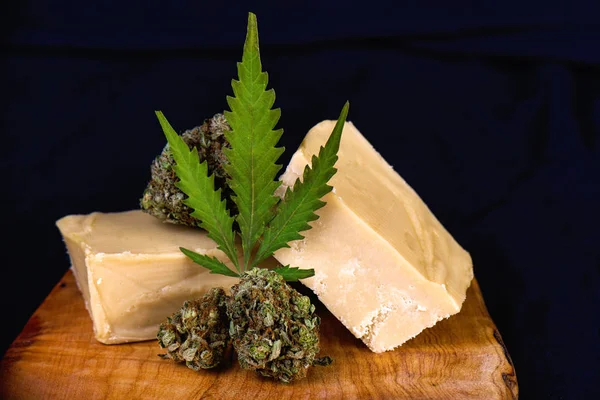 Plateau en bois avec fudge infusé de cannabis - marijuana médicale comestible — Photo