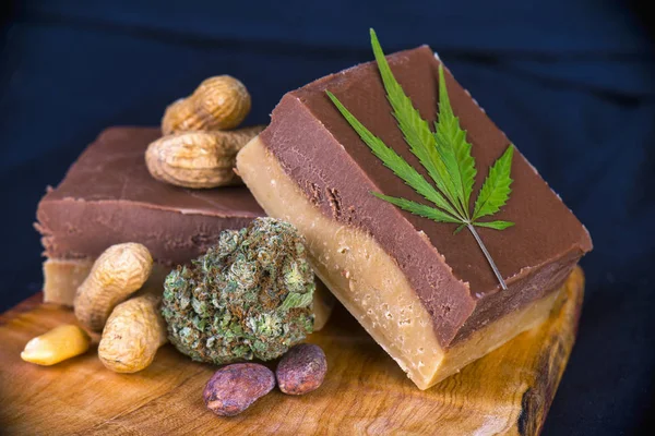 Plateau en bois avec fudge aux cacahuètes au chocolat infusé de cannabis — Photo