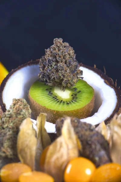 Brote de cannabis (granadina cepa púrpura) con fruta tropical fresca — Foto de Stock