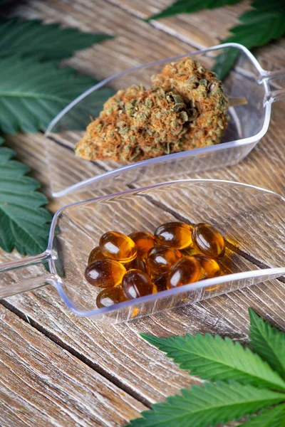 Kurumuş Kenevir Ahşap Arka Planda Yeşil Yapraklı Tıbbi Marihuana Hapları — Stok fotoğraf