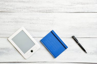 Tahta bir masada uzaktan çalışma 