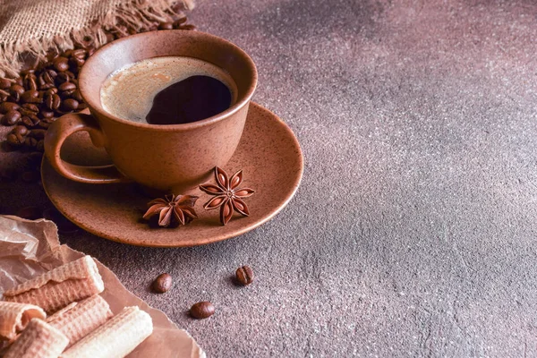 Kávé Egy Pohárban Csillag Ánizs Asztalon Sütikkel — Stock Fotó