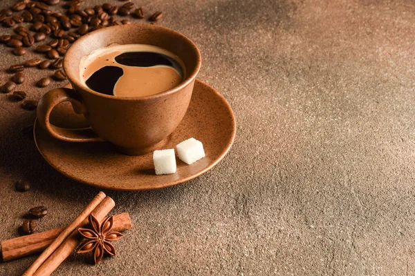 Asztalon Egy Barna Csésze Kávé Csészealjjal Cukorral Fahéjjal Ánizzsal — Stock Fotó