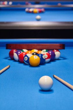 Bilardo topları, yaklaşın.