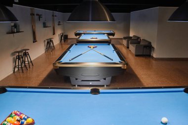 Üç bilardo salonu, bas ve işaret.