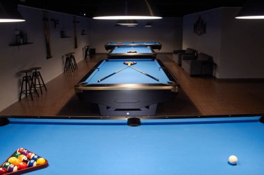 Odada bilardo masaları