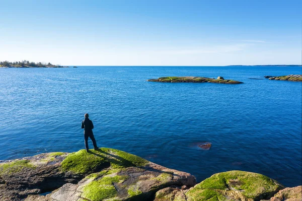 Człowiek Brzegu Morza Bałtyckiego Widok Góry — Zdjęcie stockowe
