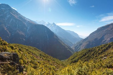 Everest ana kampı yürüyüş yapıyor. Himalaya, Nepal.