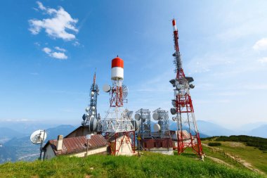 GSM telekomünikasyon kulesindeki teknoloji 5G. Dağın tepesindeki cep telefonu antenleri. İstasyonlar alınıyor ve gönderiliyor.
