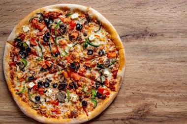 Domatesli, mozarellalı, mantarlı, zeytinli, kırmızı biberli ve fesleğenli lezzetli pizza. Kopyalama alanı