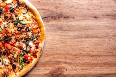 Domatesli, mozarellalı, mantarlı, zeytinli, kırmızı biberli ve fesleğenli lezzetli pizza. Kopyalama alanı