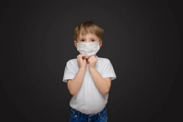 Ятирічний Хлопчик Сірому Студійному Тлі Медичній Масці — стокове фото