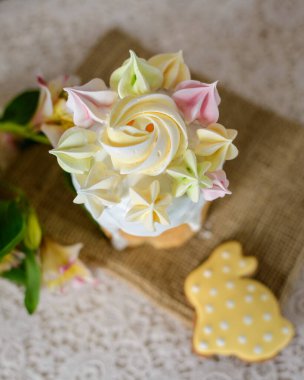 Paskalya pastası sarı beze ve Paskalya kutlaması için tavşan şeklinde sarı zencefilli ekmek ile süslenmiş.