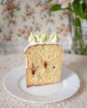 Beyaz bir tabakta söğüt dallı Paskalya pastası.