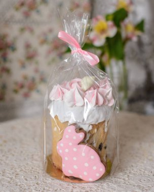 Paskalya pastası hediye paketi, pembe bezeli ve bahar çiçekleriyle süslenmiş zencefilli ekmek.