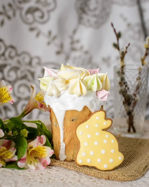 Ciasto Wielkanocne Ozdobione Żółtą Beza Żółty Piernik Kształcie Zająca Wielkanoc — Zdjęcie stockowe