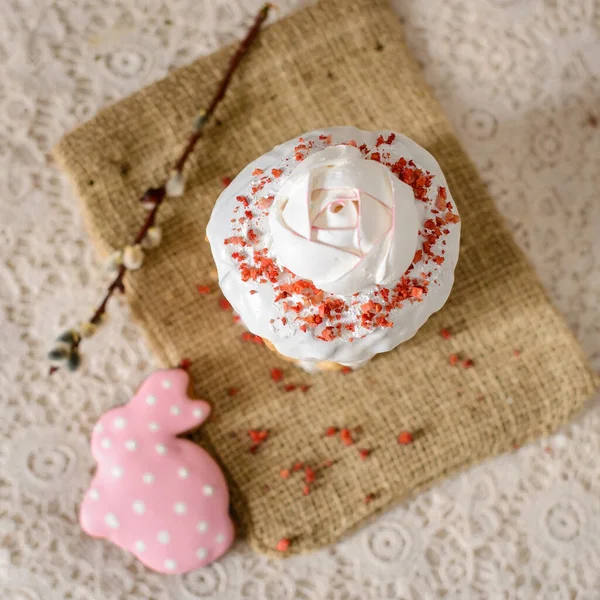 Bolo Páscoa Decorado Com Merengues Forma Rosa — Fotografia de Stock