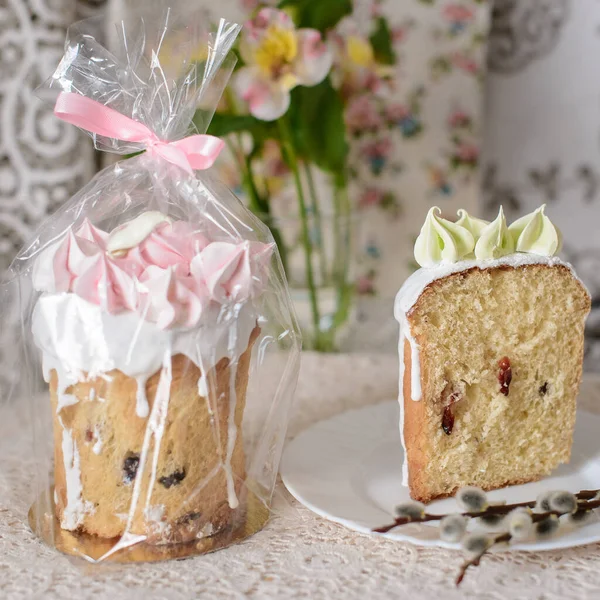 Easter cake in a gift box, decorated with pink meringues and gingerbread with spring flowers, as well as a cut of Easter cake, where its filling is visible8