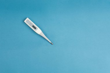 Mavi arka planda esnek uçlu elektronik termometre
