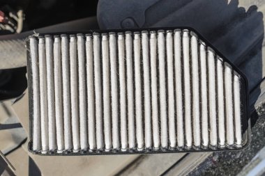 Kirli eski yolcu vagonu motor hava filtresi - üst görünüm