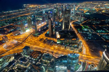 Şeyh Zayed karayolu, Basra Körfezi 'ndeki Burç Halife gökdeleninin gözlem güvertesinden Dubai manzarası, geceleri gökdelenler.