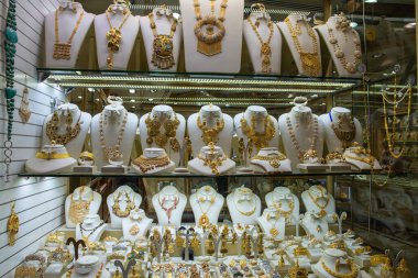 Dubai altın pazarı, üç raflı mücevher ve sarı altın eşyalar sergisi.