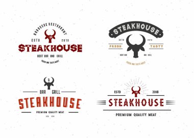 Klasik Biftek Logoları, Rozet Tasarımı. Retro Grill Lokantası Amblemi. Beyaz arka planda boğa başlı ızgara logosu. 