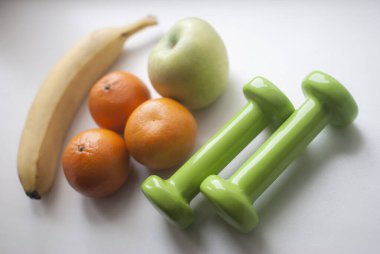  Sağlıklı kahvaltı ve yeşil halterler.