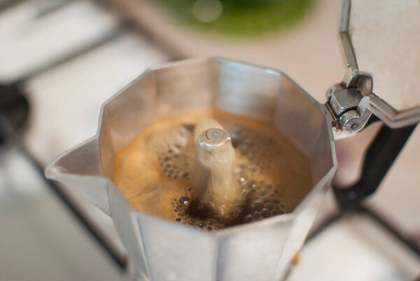 Кофе наливают в мокко.
