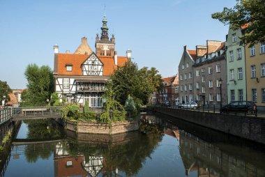Gdansk 'taki nehrin yanındaki evin görüntüsü
