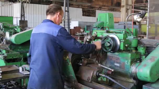 Der Fabrik Der Werkstatt Bearbeitet Ein Dreher Blau Und Brille — Stockvideo