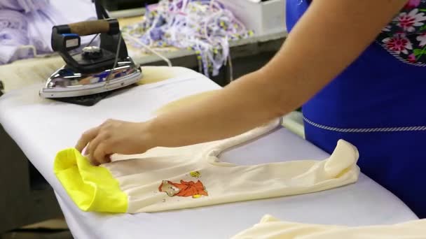 Γυναικεία Χέρια Που Σιδερώνουν Στο Εργοστάσιο Βιομηχανικά Σιδερένια Φώτα Παιδικά — Αρχείο Βίντεο