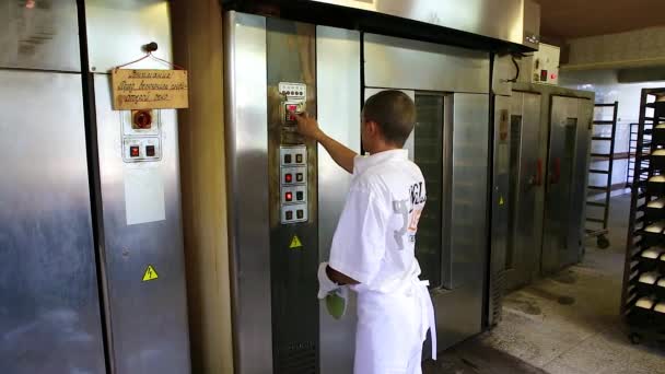 Homem Uniforme Branco Pressiona Botões Forno Elétrico Com Uma Porta — Vídeo de Stock