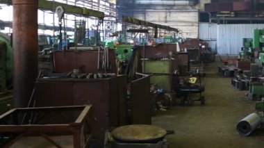 Çalışanlarla birlikte atölyedeki eski fabrikadaki makineler. Panorama