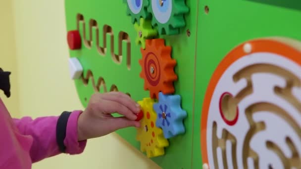 Das Baby Dreht Die Spielzeugräder Bewegt Die Figuren Mauerspiel Businessplan — Stockvideo