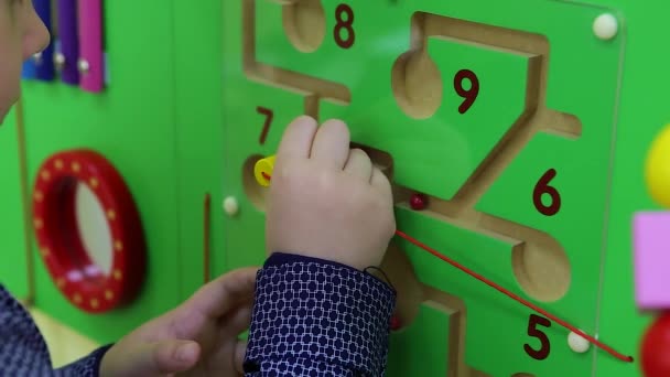 Παιδί Μετακινεί Τις Μπάλες Παιχνίδι Στον Τοίχο Πολυθρόνα — Αρχείο Βίντεο