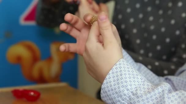 Enfant Met Une Bague Sur Son Doigt Printemps Gros Plan — Video