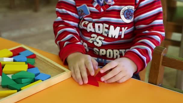 Ein Kind Spielt Mit Den Figuren Auf Dem Tisch Das — Stockvideo