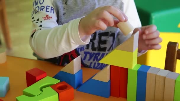 Mãos Crianças Jogando Jogo Mesa Criança Joga Figuras Coloridas Close — Vídeo de Stock