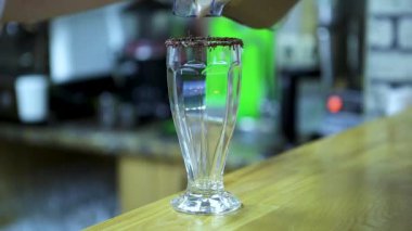 Deniz, büyük sahil, yüksek yeşil dağlar. Panorama